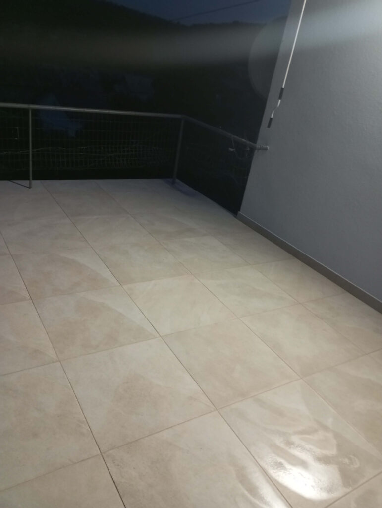 rekonštrukcia bytov a domov košice, pokládka dlažby na terase rodinného domu